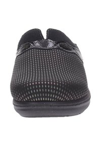 Scarpe nere slip-on con tomaia in rete caratterizzata da un motivo a diamante, dettagli lucidi vicino all'apertura e suola in gomma testurizzata.