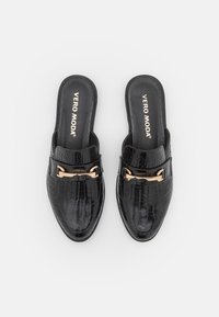 Paire de mules noires en cuir embossé effet crocodile, à enfiler, avec boucles en métal doré et semelles intérieures imprimées « VERO MODA ».