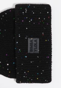 Gorro negro de punto con lentejuelas multicolor, que presenta una etiqueta gris con la inscripción "BIMBA Y LOLA." Textura suave, forma redondeada.