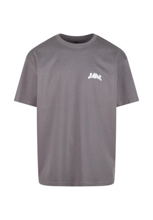 Grå bomulds t-shirt med rund hals og korte ærmer. Har hvid grafisk detalje på venstre brystområde. Glat tekstur.