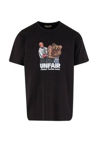 Schwarzes Baumwoll-T-Shirt mit einem grafischen Druck von zwei Boxern und einem Schiedsrichter, versehen mit dem Text "UNFAIR" in fettem weißen Schriftzug.