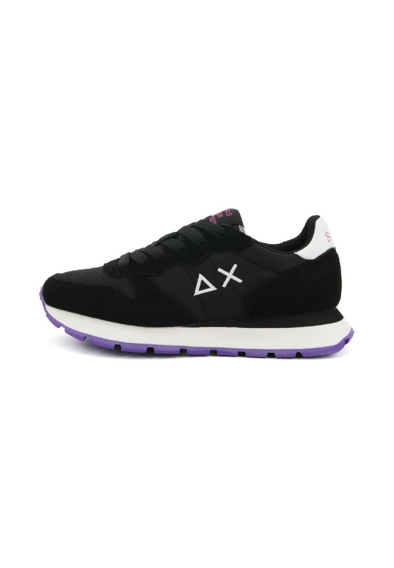 Zwarte sneaker met witte tussenzool, paarse buitenzool, wit driehoek- en kruislogo aan de zijkant, en witte hieltab met roze tekst.