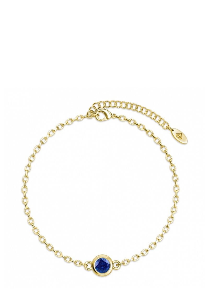 Bracciale in catena d'oro con punto focale in pietra blu rotonda, dotato di chiusura regolabile e una piccola etichetta con logo attaccata.