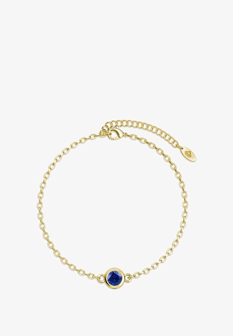 Bracciale in catena d'oro con punto focale in pietra blu rotonda, dotato di chiusura regolabile e una piccola etichetta con logo attaccata.