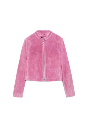 Rosa Wildlederjacke mit langen Ärmeln, vorderem Reißverschluss und kleinem Druckknopf am Kragen, auf weißem Hintergrund dargestellt.