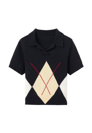 Polo de punto negro de manga corta con patrón de diamantes beige y blanco y líneas diagonales rojas en el frente.