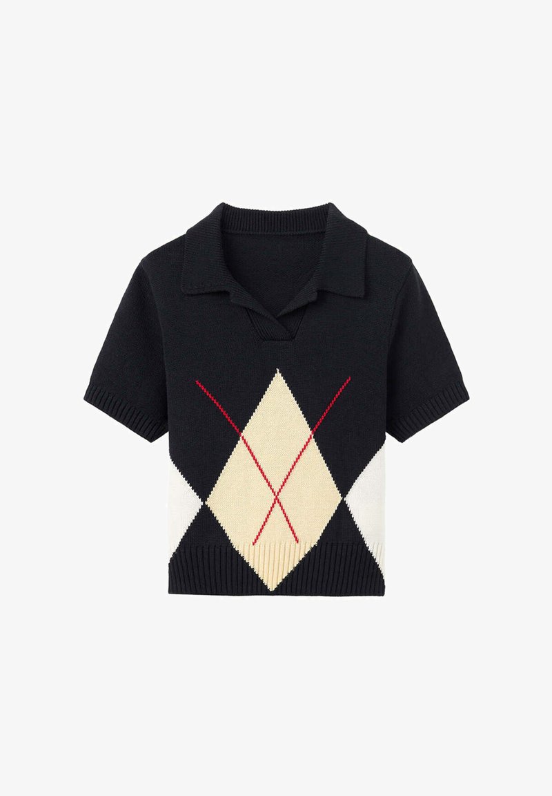 Polo en maille noire à manches courtes avec motif losange beige et blanc et lignes diagonales rouges sur le devant.