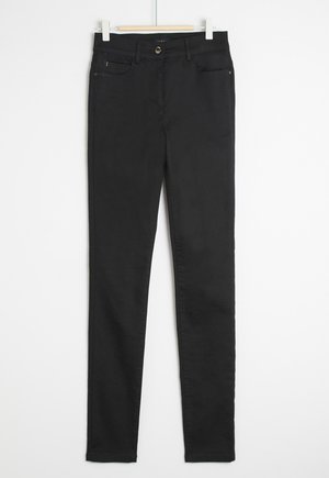 Zwarte jeans met een slim fit, gemaakt van denim. Heeft voorzakken, een gestikte tailleband en een knoopsluiting. Glad van textuur.