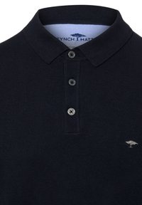 Navyblauw gebreid poloshirt met drie knopen en een klein geborduurd boomlogo op de borst.