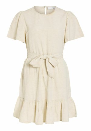 Robe beige à manches courtes avec encolure ronde, ceinture en tissu nouée à la taille et ourlet à volants.