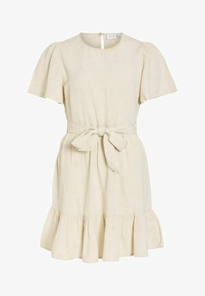 Robe beige à manches courtes avec encolure ronde, ceinture en tissu nouée à la taille et ourlet à volants.