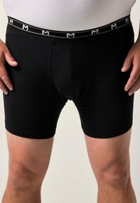 Černé bavlněné boxerky s přiléhavým střihem, s kontrastním elastickým pasem s logem. Hladká textura bez vzorů.