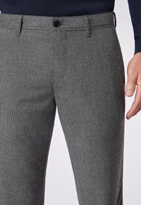 Grijze dressbroek met een gladde textuur, subtiel houndstooth-patroon, zijzakken en een enkele knoopsluiting bij de taille.