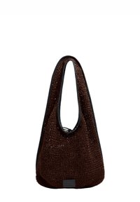 Bolso marrón tejido con textura suave, con asa de lazo y borde negro a contraste. Incluye una pequeña etiqueta en el lateral.