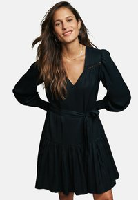 REGULAR FIT - DERWENT FLORAL TIE WAIST MINI  - Vestito casual - black