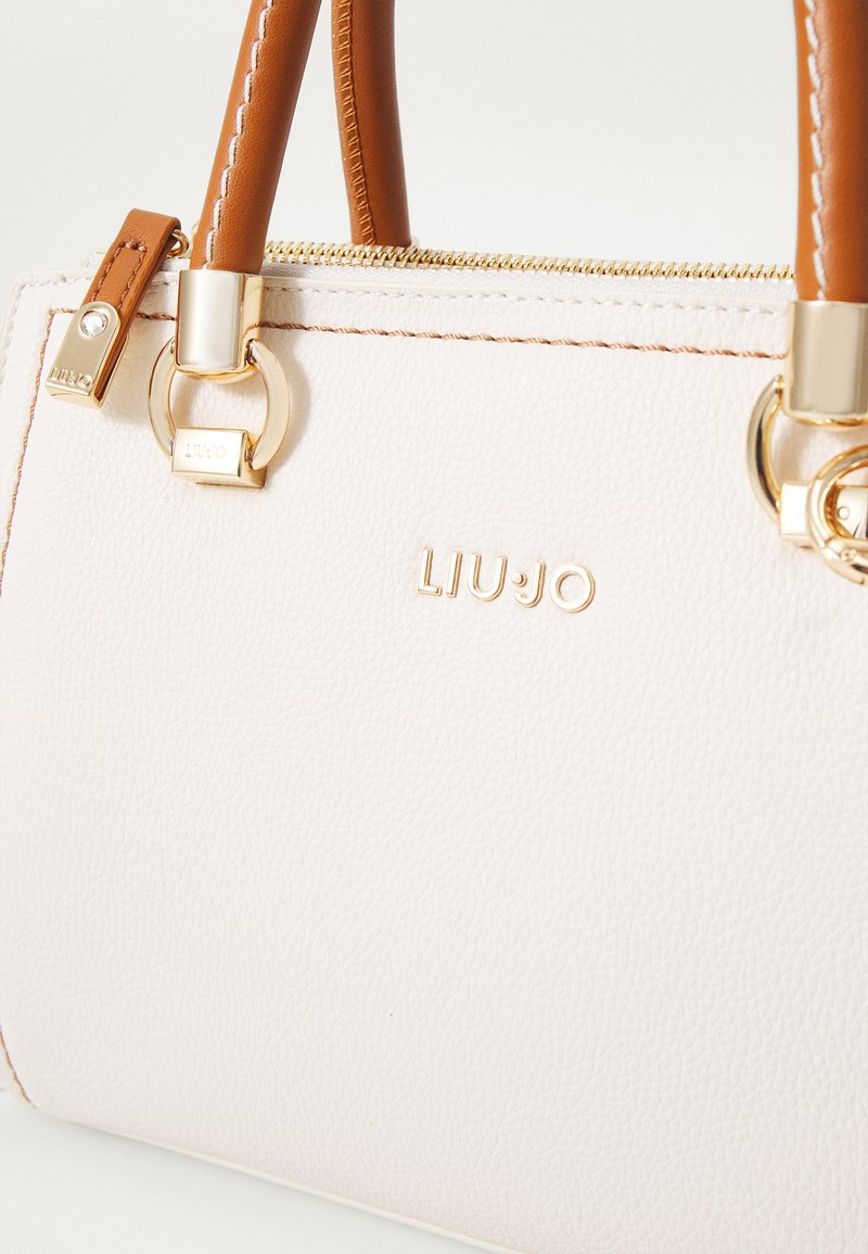 Richmond Borsa Bianca Donna Shopping Bag Con Borchie E Logo In Metallo Sul Davanti 126011774 Richmond Borsa Bianca Donna Shopping Bag Con Borchie E Logo In Metallo Sul Davanti 126011774