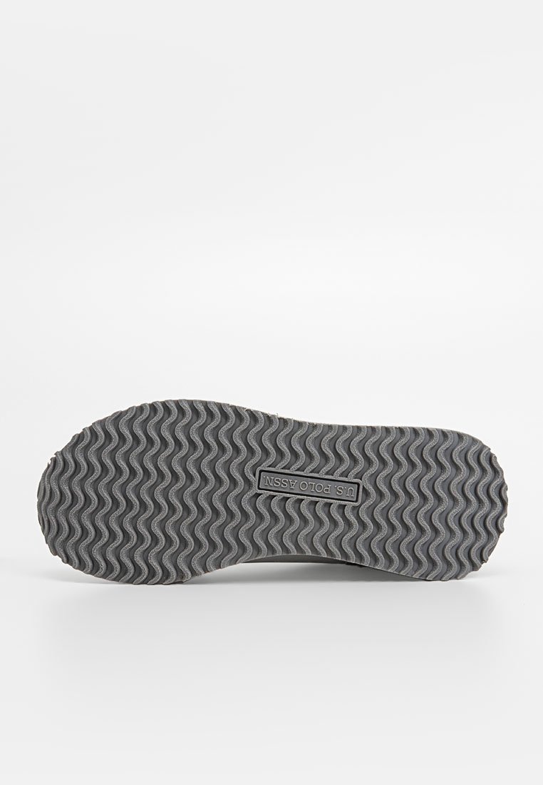 Gummisohle mit Zickzackmuster und Branding-Details. Die Farbe ist überwiegend grau mit einer strukturierten Oberfläche für besseren Grip.