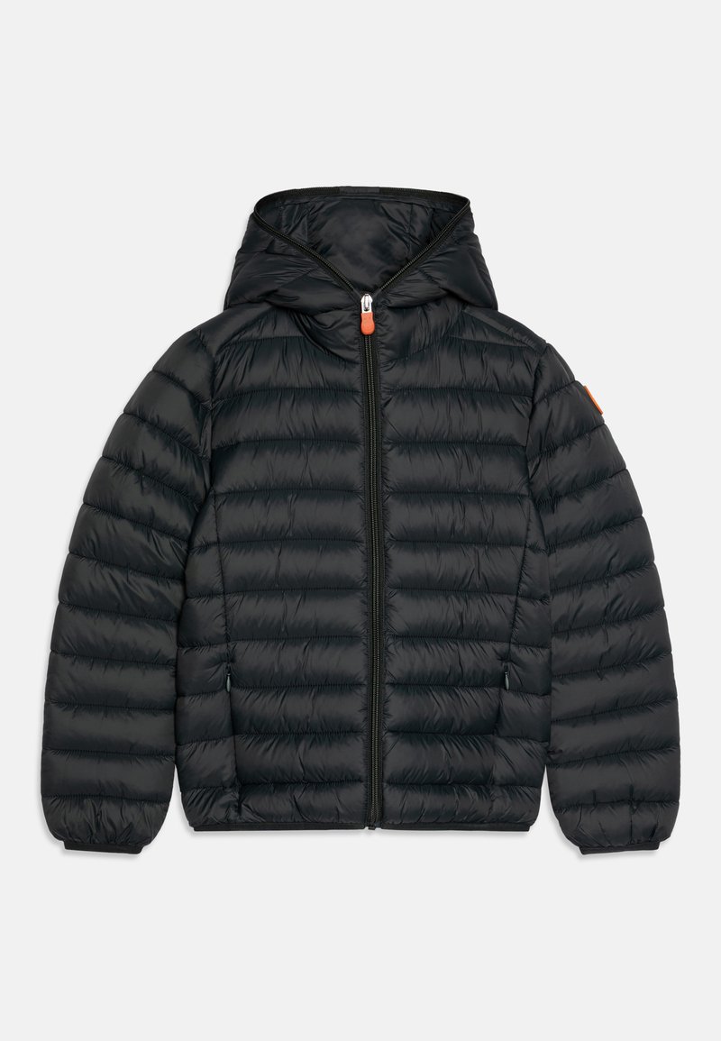 Giacca puffer nera con cappuccio, con tessuto trapuntato, chiusura a zip e un accento arancione sulla linguetta della zip. Leggera e isolante.