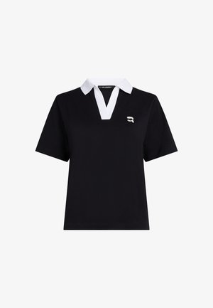 Mustavärviline polo särk, millel on valge krae, lühikesed varrukad ja V-kujuline kaelus. Särgil on vasakus rinnakus väike logo emblem.