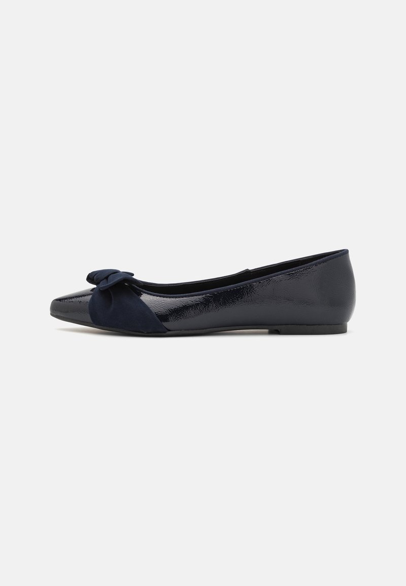 Chaussure plate en cuir verni noir avec un bout arrondi et un nœud en tissu bleu marine sur le devant.