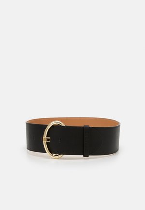 Ceinture large en cuir noir avec une boucle ovale dorée et plusieurs trous d’ajustement sur fond blanc.
