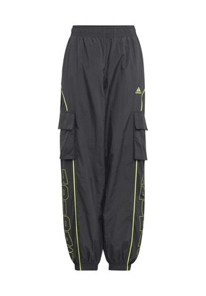 Czarne spodnie typu cargo Adidas z elastyczną talią i mankietami, neonowo-żółtym przeszyciem oraz dużym napisem z logo Adidas na bocznych panelach.