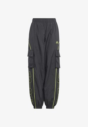 Czarne spodnie typu cargo Adidas z elastyczną talią i mankietami, neonowo-żółtym przeszyciem oraz dużym napisem z logo Adidas na bocznych panelach.