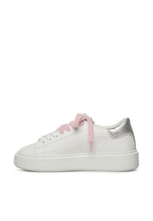 Sneaker bianca bassa con suola spessa, lacci rosa pelosi e dettaglio al tallone in argento metallico, mostrata di profilo sinistro su sfondo bianco.