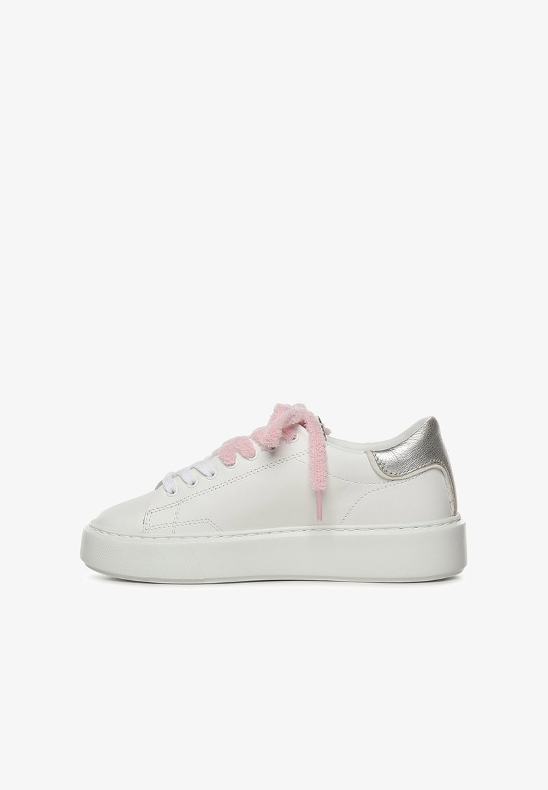 Zapatilla blanca de corte bajo con suela gruesa, cordones peludos rosas y detalle metálico plateado en el talón, mostrada en perfil izquierdo sobre fondo blanco.