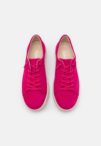 Helle rosa Wildledersneaker mit runder Zehenpartie, Schnürung auf der Vorderseite und strukturiertem weißen Gummisohle. Innen befindet sich das Etikett "Beste Passform".