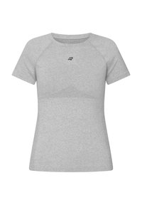 Camiseta atlética gris de manga corta, con escote redondo, panel texturizado en el pecho y pequeño logo negro en la parte superior izquierda.