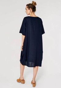 Apricot NECKLACE PRINT - Vestido informal - navy