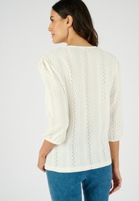 Damart AJOURÉE ET BRODÉE - Jersey de punto - blanc cassé