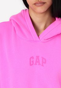GAP LOGO CROPPED - Sweatshirt - standout pink