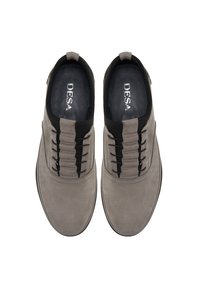 Graue Wildlederschuhe mit glatter Textur, ausgestattet mit elastischen Schnürsenkeln und einem schwarzen Akzent am Kragen, entworfen für einen leichten Einstieg.