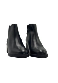 Botas de tobillo de cuero negro con acabado suave, puntera redonda y tacón bajo en bloque. Presenta un cierre lateral con cremallera para una fácil puesta.