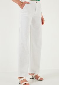 LELA REGULAR FIT - Püksid - white