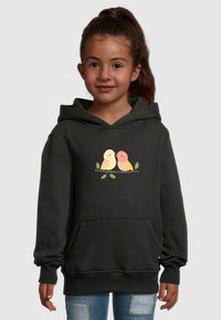 Mörkgrå hoodie med en känguruficka, prydd med en grafik av två färgglada fåglar på en gren. Mjuk tyg och ribbade mudd och fåll.