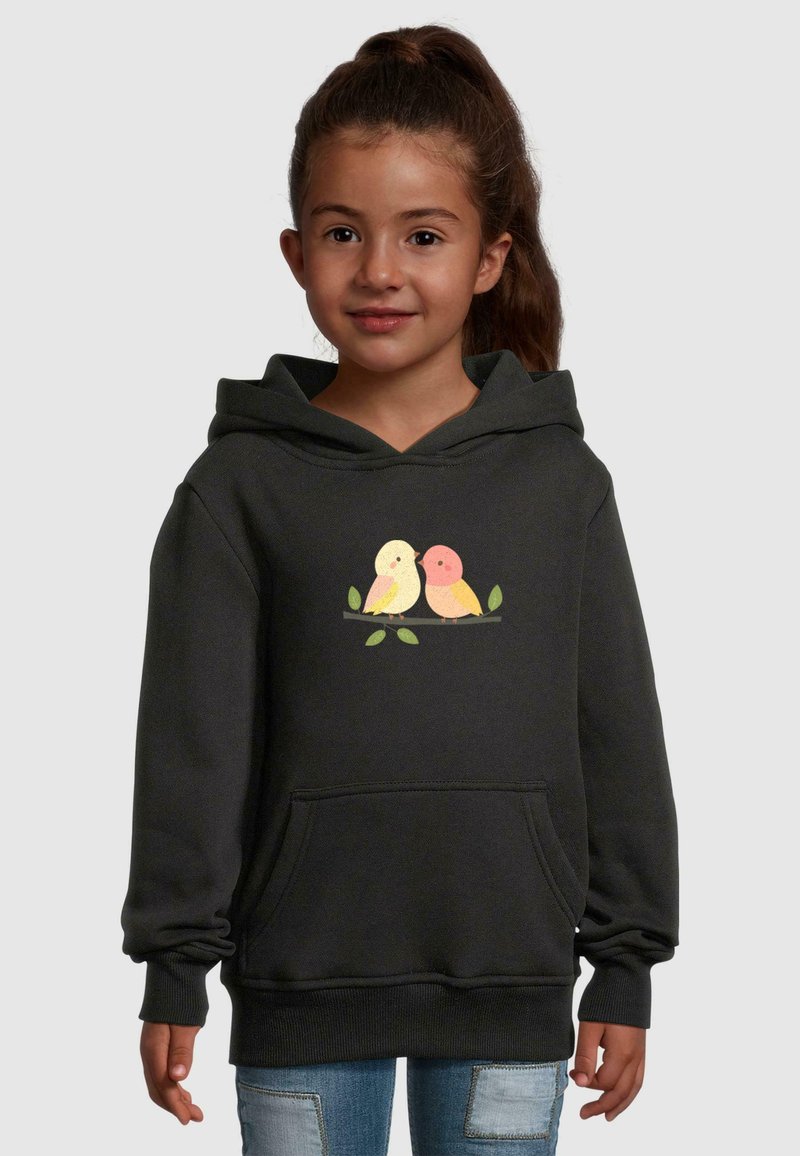 Mörkgrå hoodie med en känguruficka, prydd med en grafik av två färgglada fåglar på en gren. Mjuk tyg och ribbade mudd och fåll.