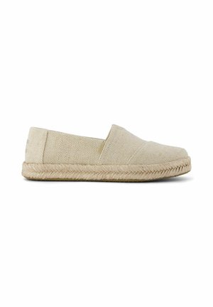 Beige instapschoen espadrille met een bovenmateriaal van geweven stof en een gevlochten jute zool, zijaanzicht op een witte achtergrond.