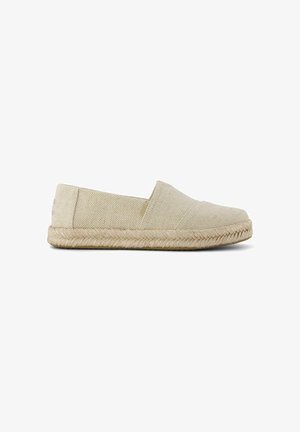 Espadrilla beige senza lacci con tomaia in tessuto intrecciato e suola in iuta intrecciata, vista di lato su sfondo bianco.