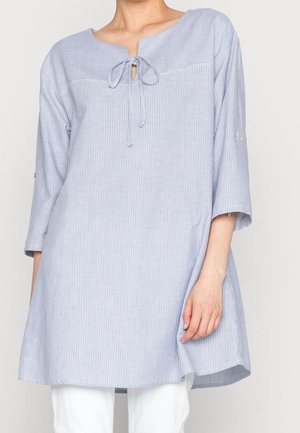 Tunic a righe azzurro chiaro e bianco con scollatura rotonda, dettaglio con fiocco, maniche a tre quarti e vestibilità ampia. Tessuto morbido.