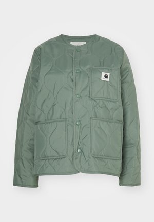 Veste matelassée verte avec encolure ronde, boutons-pression, deux poches avant et un logo sur la poche gauche. Texture lisse.