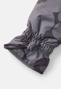 Polsino di una giacca impermeabile grigia, caratterizzato da un design elastico arricciato e un sottile motivo astratto con accenti scuri. Texture liscia.