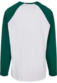 Langarmshirt mit weißem Körper und dunkelgrünen Raglanärmeln. Hergestellt aus weichem Stoff, mit einem Rundhalsausschnitt und einfachen Nähdetails.