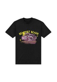 Černé bavlněné tričko s grafickým designem vintage auta s nápisy "Newport Beach 56" a "Orange County Speed Shop" v žluté a růžové barvě.