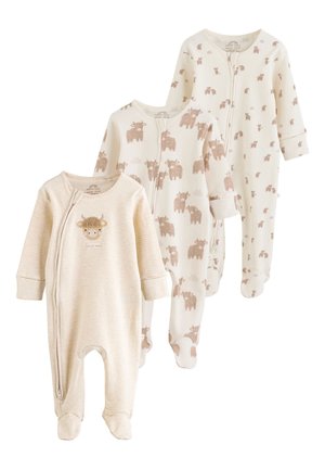 Drei beige Baby-Schlafanzüge mit Fußteil; einer hat ein kleines Kuhgesicht und Text, die anderen zwei sind mit braunen Kuhmustern überzogen.