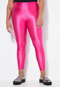 Vartalonmyötäiset leggingsit kirkkaanpinkkiä, kiiltäv�ästä joustavasta materiaalista. Niissä on korkea vyötärönauha ja sileä pinta. Yhdistetty hopeisiin kenkiin.