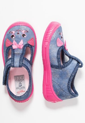 Glanzende blauwe spijkerschoenen voor kinderen met roze zolen, kattegezicht ontwerpen op de neuzen en klittenbandsluitingen.