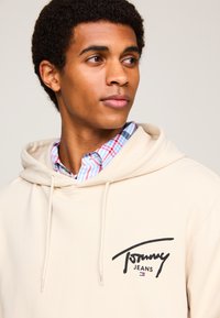 Tommy Jeans ENTRY GRAPHIC HOODIE UNISEX - Sudadera - newsprint